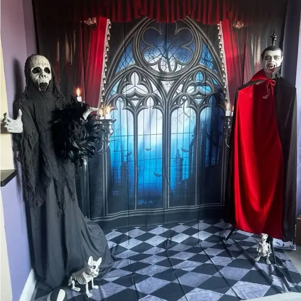 The Hauntress. Spirit Halloween Animatronic.